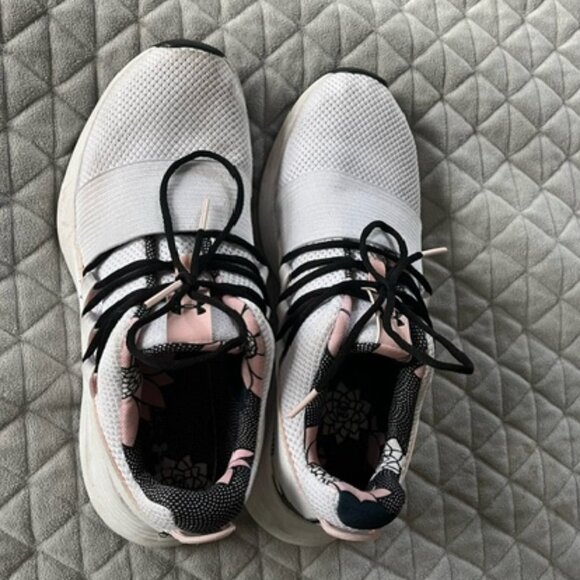 White, pink, and floral size 8.5 Under Armour shoes - Picture 2 of 5